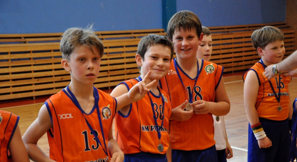Paskutinį šio sezono turnyrą sužaidė krepšinio mokyklos „Perkūnas“ jaunieji krepšininkai. Pirmadienį 2002-2003 m. amžiaus grupės vidaus turnyro keturios keturios pajėgiausios komandos išsirikiavo ant prizininkų pakylos.