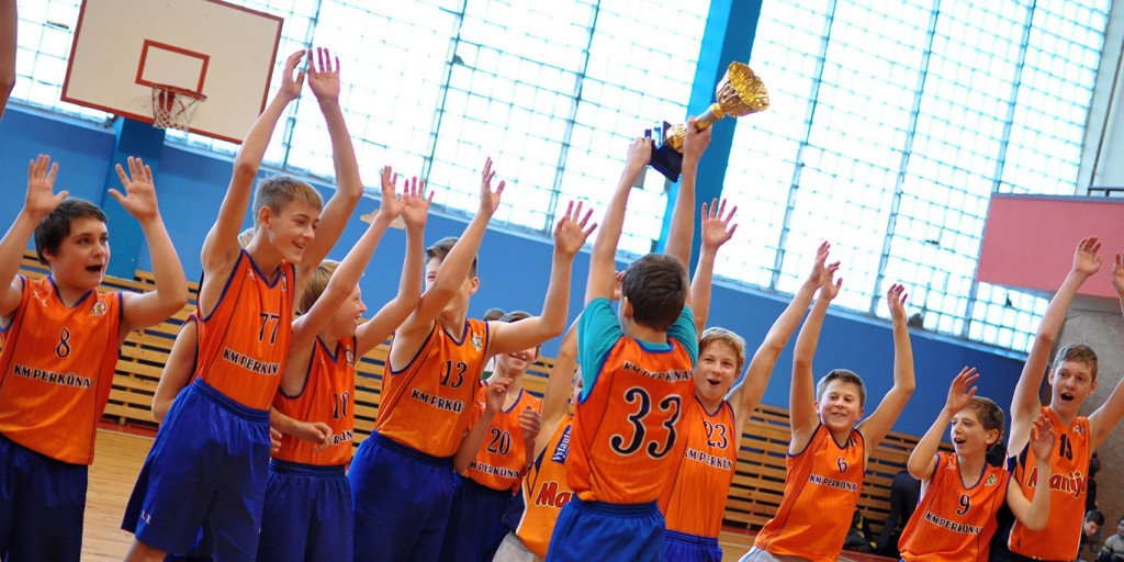 Gruodžio 28-30 dienomis „Saulės“ gimnazijos ir Kauno kolegijos sporto salėse vyko „Perkūno“ Kalėdinės taurės turnyras, kuriame varžėsi penkios 2001 metais gimusių moksleivių komandos. V. Knašiaus, Šiaulių, Vilniaus, „Aisčių“ ir „Perkūno“ krepšinio mokyklų antrosios komandos sužaidė vieno rato susitikimus ir antradienį išsidalino galutines pozicijas turnyrinėje lentelėje.