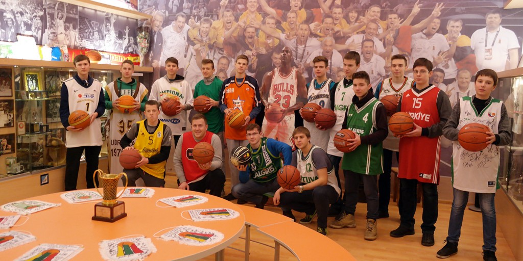 Prieš savaitę „Perkūno“ krepšinio mokyklos 1999 metų antrosios komandos auklėtiniai lankėsi Joniškio krepšinio muziejuje. Kaip teigia muziejaus sumanytojas, Leonas Karaliūnas, tai ne tik Europoje, bet pasaulyje analogų neturinti krepšinio meka.