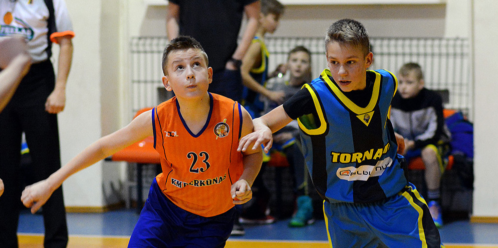 Gruodžio 17 dieną virė kovos Lietuvos moksleivių krepšinio lygos „Perlas“ U12 „Pirmojo iššūkio“ čempionate tarp Kauno krepšinio mokyklų „Perkūnas“ ir „Tornadas“. Po atkaklių abejų rungtynių jaunieji krepšininkai pasidalino po pergalę.