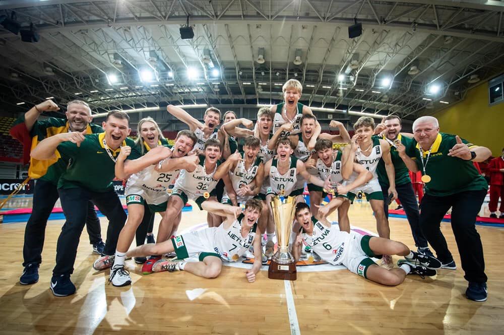 Šią vasarą dar viena Lietuvos jaunimo rinktinė sužibo auksu – U16 Europos čempionate Šiaurės Makedonijoje triumfavo šalies šešiolikmečių rinktinė, sulig 7-ąja pergale iš eilės žengusi lemiamą žingsnį čempionų titulo link.
