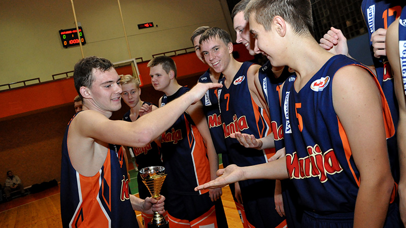 Paulius Juozapavičius sveikina komandos draugus iškovojus 3 vietą (KKML “Perkūno” Mažoji taurė 2013)
