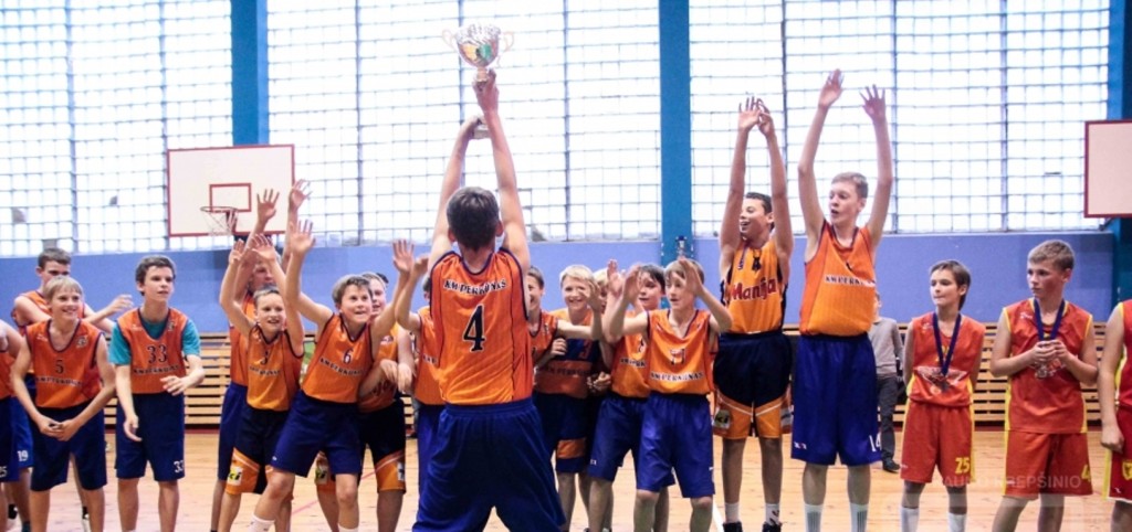 KKML moksleivių 2001 m. grupės finale aukso medalius dabinosi jaunieji „Perkūno“ krepšininkai.  Juozo Barkausko auklėtiniai, antroje žaidimo pusėje, palaužę savo oponentus iš krepšinio akademijos „Snaiperis“, džiaugsmingą pergalę šventė rezultatu 74:55.