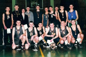 1998-1999 metų sezonas Kauno krepšinio mėgėjų lygos pirmenybės. 1980-1981 m. gimusiųjų grupė. II-oji vieta “Perkūnas”-2 trenerė Asta Lūžaitė