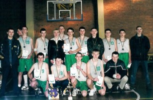 1999-2000 metų sezonas Kauno krepšinio mėgėjų lygos pirmenybės. 1984-1985 m. gimusiųjų grupė. II-oji vieta “Perkūnas” trenerė Asta Lūžaitė