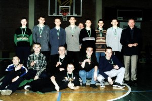 2000-2001 metų sezonas Kauno krepšinio mėgėjų lygos pirmenybės. 1985-1986 m. gimusiųjų grupė. III-oji vieta KM ”Perkūnas”-85 Treneris Henrikas Giedraitis