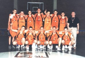 2002-2003 metų sezonas Kauno krepšinio mėgėjų lygos pirmenybės. 1985-1986 m. gimusiųjų grupė. I-oji vieta KM ”Perkūnas”-85 treneris Henrikas Giedraitis