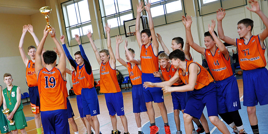 Namų sienos padėjo Kauno krepšinio mokyklos „Perkūnas“ II komandai pasipuošti aukso medaliais. „Manijos Moksleivių krepšinio lygos“ Vaikų berniukų A (gim. 2001 m.) krepšinio čempionato „Manija“ III diviziono finalo ketverte Juozo Barkausko auklėtiniai pasiekė tris pergales iš tiek pat galimų, iškovojo pirmąją vietą ir galimybę kautis aukštesnio diviziono atkrintamosiose kovose.