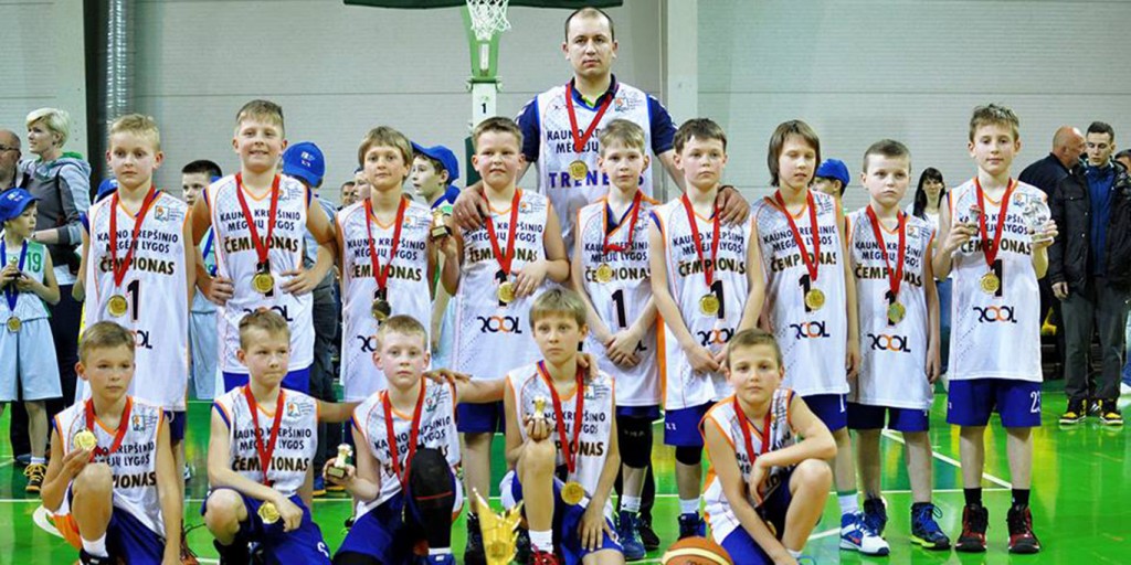 Jauniausiame Kauno krepšinio mėgėjų lygos čempionate triumfavo krepšinio mokyklos „Perkūnas“ berniukai. Moksleivių 2005 m. grupės finale Modesto Bižio auklėtiniai 68:62 įveikė KM „Aisčiai“-Atžalynas-2 bendraamžius (tr. Arūnas Visockas) ir vainikavo pirmąjį oficialų čempionatą aukso medaliais.