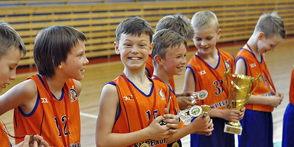 Vasarą dar vienu aukso medalių komplektu pasitinka „Perkūno“ 2005 ekipa. Modesto Bižio auklėtiniai krepšinio mokyklos „Perkūnas“ 2004 m. gimusių ir jaunesnių turnyro finale 51:23 įrodė pranašumą prieš „Perkūnas-Šv. Pranciškaus g-ja“ jaunuosius krepšininkus, kurią taip pat treniruoja M. Bižys.