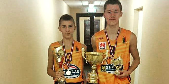 Krepšinio mokyklos „Perkūnas“ startas EYBL čempionatuose pažymėtas pergalingai. I-uosius turus sužaidusios „Perkūno“ U15 ir U17 rinktinės po praėjusio savaitgalio iš Latvijos grįžo su atitinkamai aukso ir sidabro medaliais.