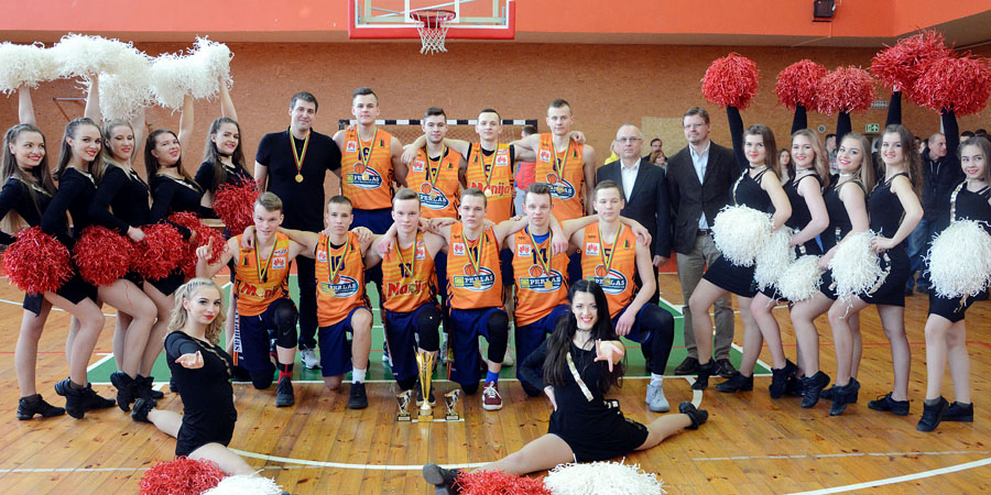 Lietuvos moksleivių krepšinio lygos (MKL) U18 B diviziono aukso medaliais pasipuošė beprotiškai atkaklų finalą 82:78 laimėjusi „Perkūno“ 2000 komanda. Tado Lukausko auklėtiniai nestokojo kovingumo ir metė iššūkį favoritams – Alytaus SRC auklėtiniams (tr. Sigitas Krukis).