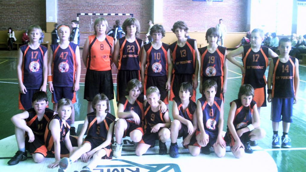 Ar žinojote, kad 2007-2008 metų sezone „Perkūno“ 95 berniukai Lietuvos moksleivių krepšinio lygoje iš žemiausio diviziono nušuoliavo iki elitinio! Tuomet Arūno Servos auklėtiniai laimėjo Vaikų berniukų B III-ąjį divizioną, po to tapo II-ojo diviziono čempionais, o I-ajame finišavo septintoje vietoje.